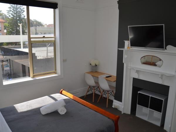 Sandy Bottoms Guesthouse : photo 1 de la chambre chambre lit queen-size avec salle de bains commune