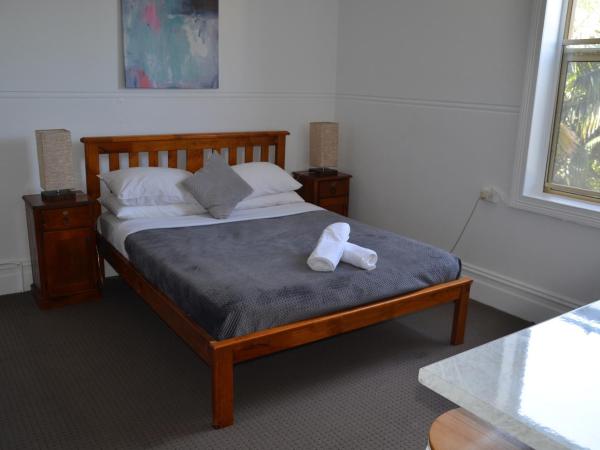 Sandy Bottoms Guesthouse : photo 4 de la chambre chambre lit queen-size avec vue partielle sur l'océan et salle de bains commune