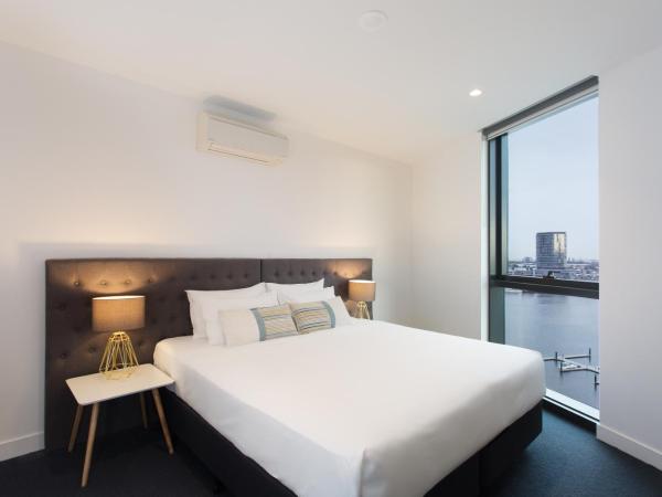 The Sebel Residences Melbourne Docklands Serviced Apartments : photo 3 de la chambre three-bedroom, two bathroom apartment with balcony and water view