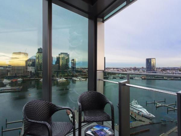 The Sebel Residences Melbourne Docklands Serviced Apartments : photo 9 de la chambre three-bedroom, two bathroom apartment with balcony and water view