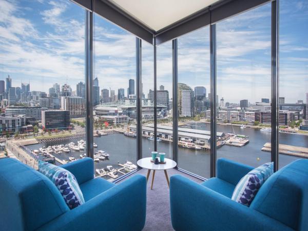 The Sebel Residences Melbourne Docklands Serviced Apartments : photo 4 de la chambre three-bedroom, two bathroom apartment with balcony and water view