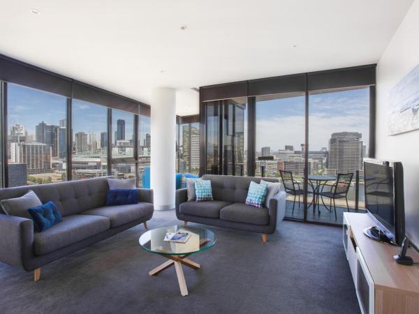 The Sebel Residences Melbourne Docklands Serviced Apartments : photo 5 de la chambre three-bedroom, two bathroom apartment with balcony and water view