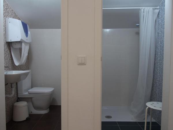 UAU Hostel : photo 2 de la chambre chambre double avec salle de bains commune