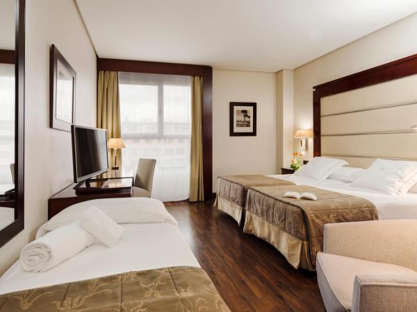Hotel Valencia Center : photo 1 de la chambre chambre double avec lit d'appoint