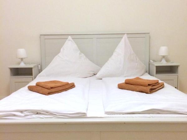 Rooms & Apartments near Zoologischer Garten : photo 7 de la chambre chambre double ou lits jumeaux avec salle de bains commune