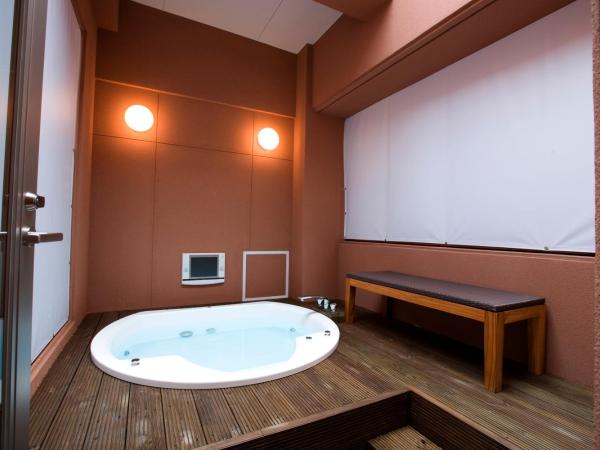 Hotel Bintang Pari Resort (Adult Only) : photo 3 de la chambre chambre lit king-size avec baignoire spa