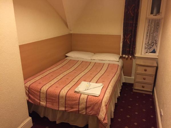 Belmont Hotel : photo 1 de la chambre chambre double avec toilettes communes