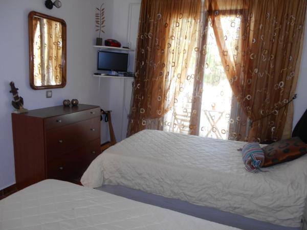 La Veranda of Mykonos Traditional Guesthouse : photo 8 de la chambre chambre lits jumeaux - vue sur piscine