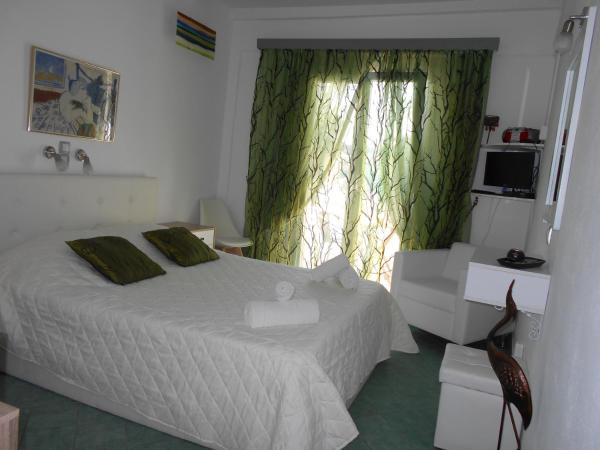 La Veranda of Mykonos Traditional Guesthouse : photo 10 de la chambre chambre double ou lits jumeaux - vue sur piscine