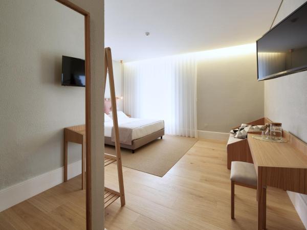 The Rex Hotel : photo 4 de la chambre chambre triple confort (semi sous-sol)