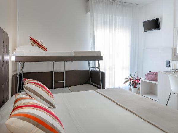 Hotel Maria Serena : photo 2 de la chambre chambre quadruple confort avec vue sur la mer