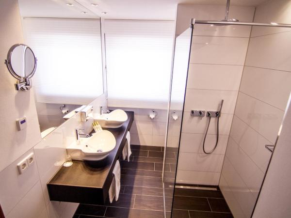 Zur Weinsteige : photo 5 de la chambre suite junior avec bain à remous - bâtiment principal
