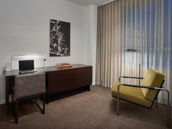 AKA Beverly Hills : photo 4 de la chambre suite 2 chambres avec coin salon