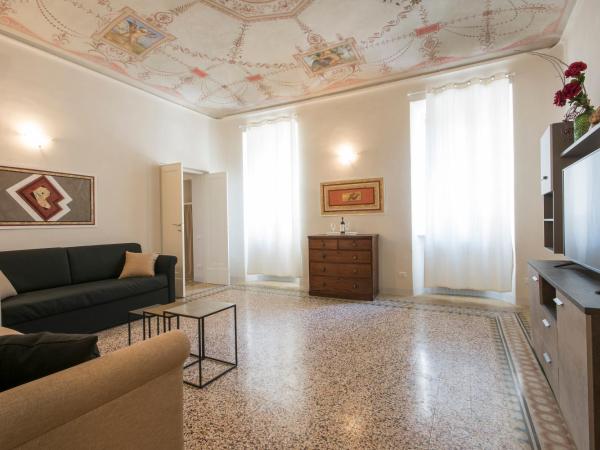 Piazza Paradiso Accommodation : photo 5 de la chambre appartement - vue sur jardin - bâtiment séparé