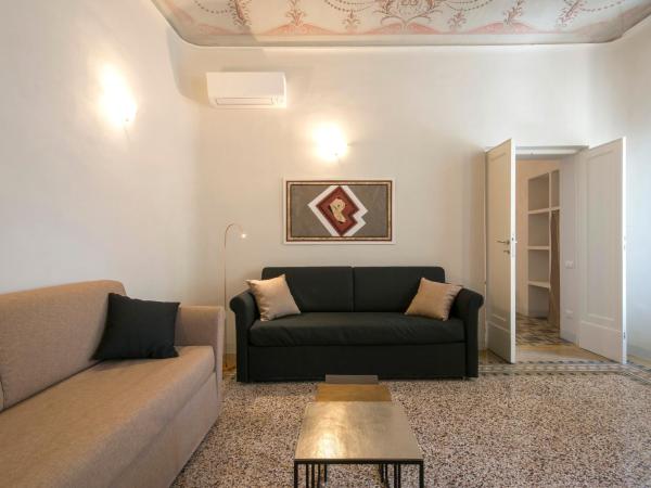 Piazza Paradiso Accommodation : photo 1 de la chambre appartement - vue sur jardin - bâtiment séparé