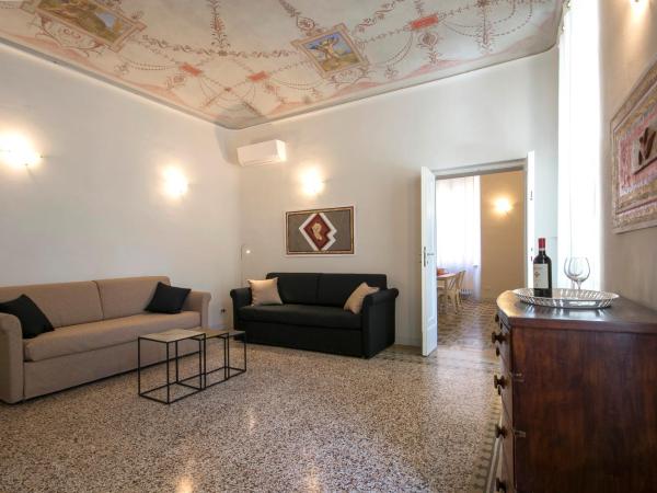 Piazza Paradiso Accommodation : photo 6 de la chambre appartement - vue sur jardin - bâtiment séparé