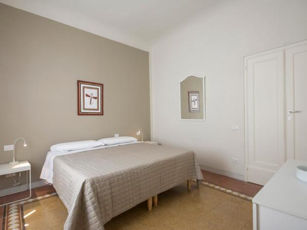 Piazza Paradiso Accommodation : photo 8 de la chambre appartement - vue sur jardin - bâtiment séparé