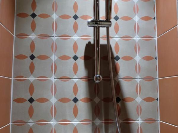 Hôtel Marignan : photo 3 de la chambre chambre double avec douche et toilettes