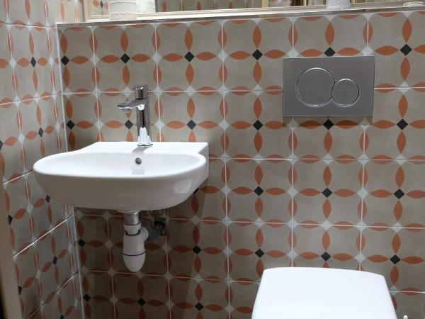 Hôtel Marignan : photo 9 de la chambre chambre double avec douche et toilettes