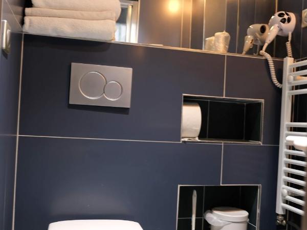 Hôtel Marignan : photo 4 de la chambre chambre quadruple avec douche et toilettes privatives