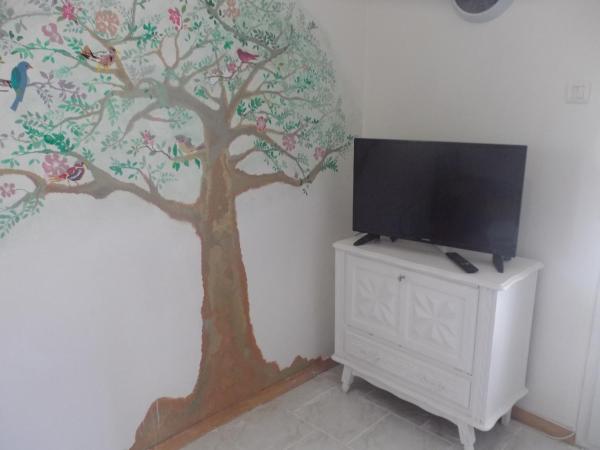 auberge des garrigues : photo 1 de la chambre chambre simple - accessible aux personnes à mobilité réduite