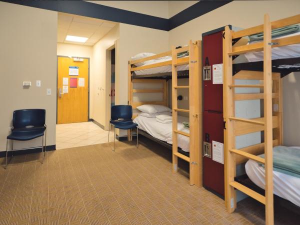 HI Chicago Hostel : photo 2 de la chambre lit dans dortoir pour femmes de 8 lits avec salle de bains privative