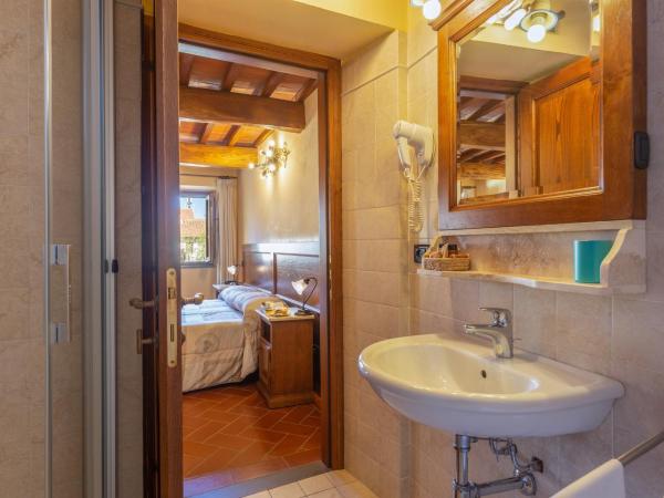 Palazzo Graziani : photo 4 de la chambre chambre double ou lits jumeaux - vue sur ville