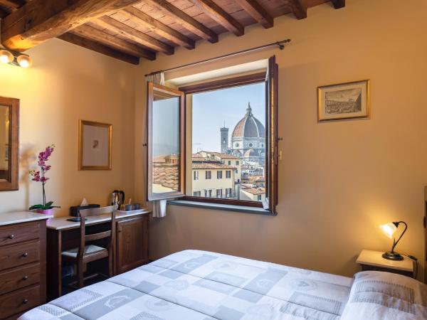 Palazzo Graziani : photo 3 de la chambre chambre double ou lits jumeaux - vue sur ville