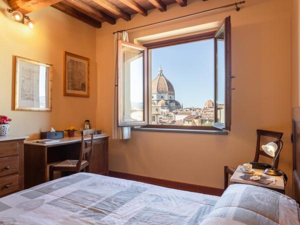 Palazzo Graziani : photo 1 de la chambre chambre double ou lits jumeaux - vue sur ville
