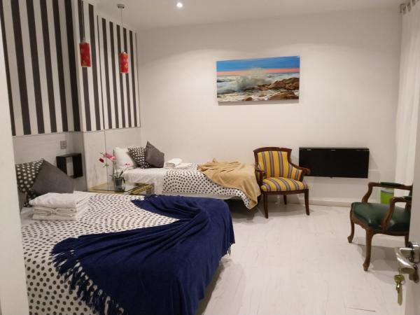 Hostal Mendoza : photo 2 de la chambre hébergement de luxe avec lit d'appoint