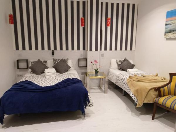 Hostal Mendoza : photo 1 de la chambre hébergement de luxe avec lit d'appoint