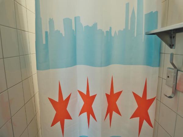 HI Chicago Hostel : photo 4 de la chambre lit dans dortoir pour femmes de 8 lits avec salle de bains privative