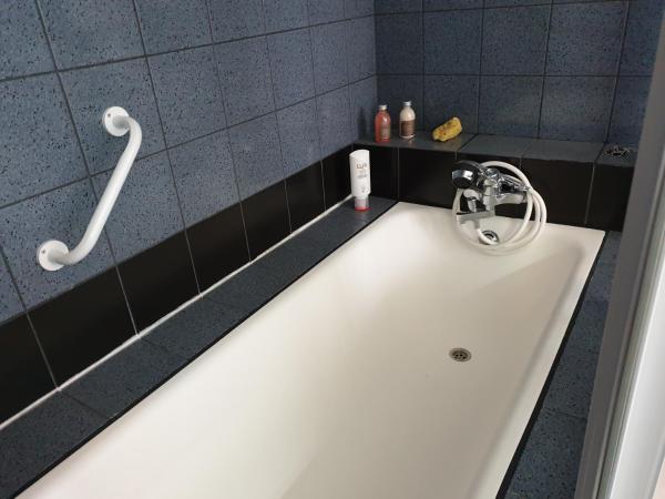 Room BM : photo 2 de la chambre chambre triple avec salle de bains