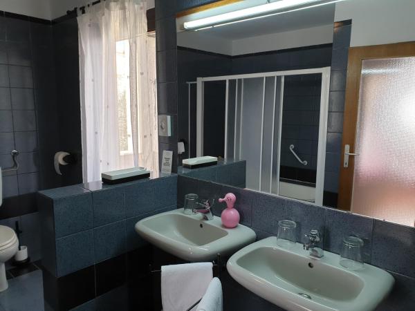 Room BM : photo 6 de la chambre chambre triple avec salle de bains