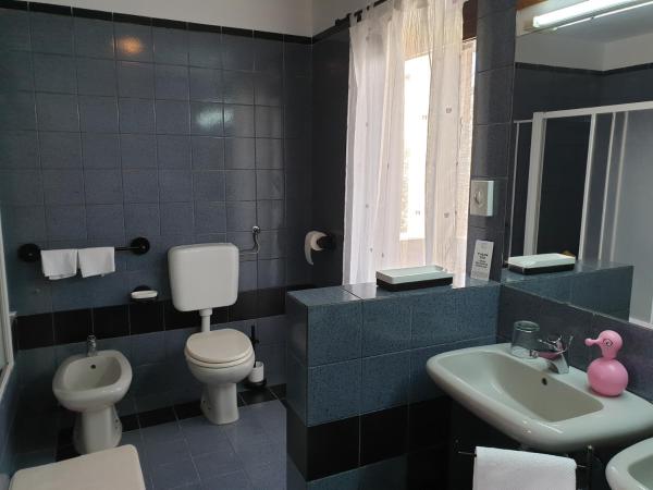 Room BM : photo 7 de la chambre chambre triple avec salle de bains