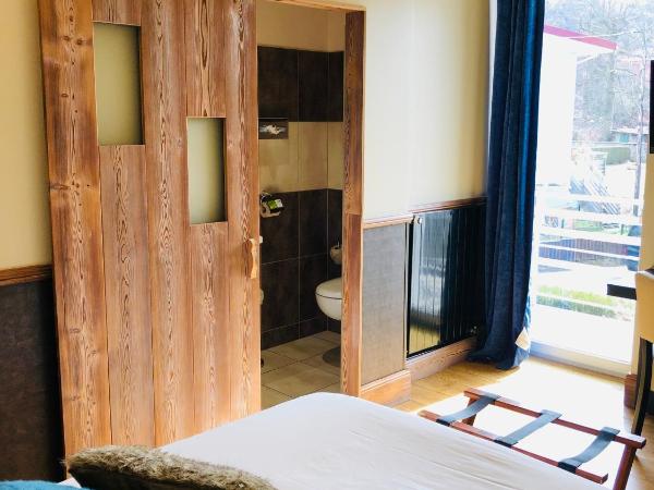 Logis Hotel Des Bains : photo 1 de la chambre chambre double standard - hébergement accessible uniquement par des escaliers