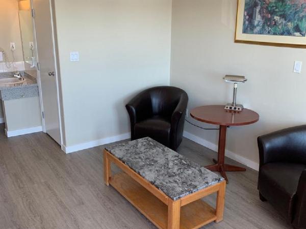 Red Deer Inn & Suites : photo 2 de la chambre suite lit queen-size deluxe