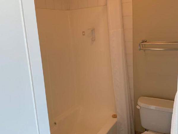 Red Deer Inn & Suites : photo 4 de la chambre chambre lit queen-size