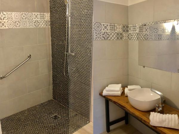 Hôtel Casa Rossa & Spa : photo 2 de la chambre chambre lit king-size avec douche accessible en fauteuil roulant - adaptée aux personnes à mobilité réduite