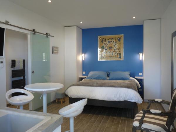 Chambres d'Hôtes Côté Parc-Côté Jardin avec parking privé gratuit : photo 1 de la chambre studio avec vue sur jardin