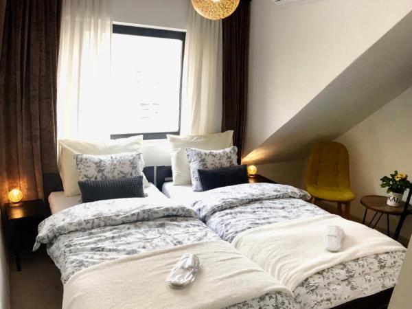 MonikaRooms : photo 3 de la chambre chambre lits jumeaux avec salle de bains privative