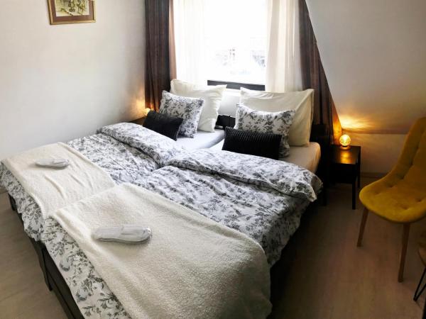 MonikaRooms : photo 2 de la chambre chambre lits jumeaux avec salle de bains privative