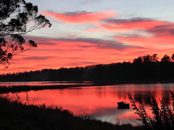 The Bird Hide - rustic luxury by the water : photo 2 de la chambre chambre double – vue sur lac