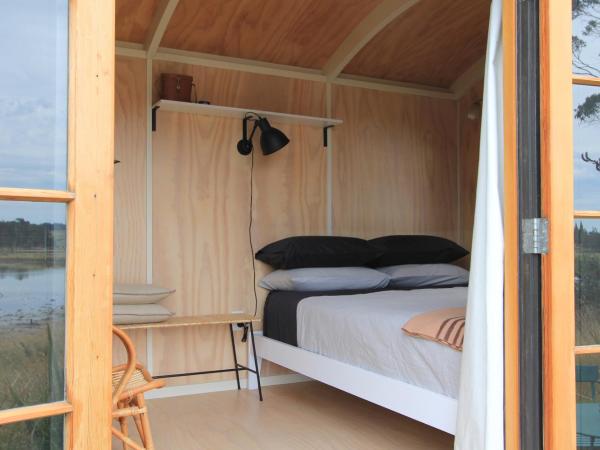 The Bird Hide - rustic luxury by the water : photo 3 de la chambre chambre double – vue sur lac