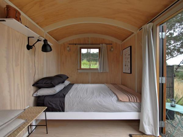 The Bird Hide - rustic luxury by the water : photo 4 de la chambre chambre double – vue sur lac