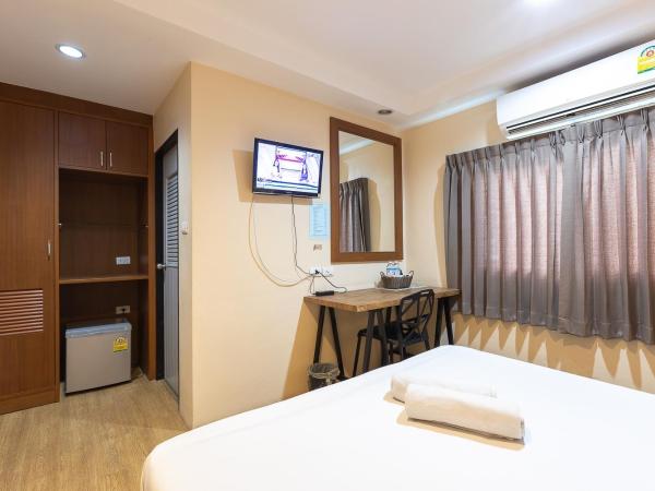 Sleep at Phuket SHA Plus : photo 3 de la chambre chambre double ou lits jumeaux standard avec climatisation