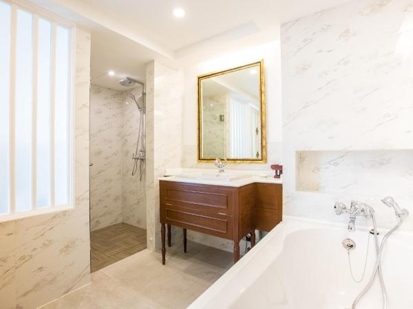 Viangbua Mansion : photo 7 de la chambre king suite with balcony (twins bed)