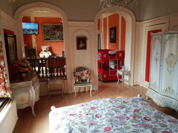 Château Moulinsart Hotel-Resto-Long Term Parking, shuttle airport, snooker, large terrasse : photo 9 de la chambre suite - vue sur jardin