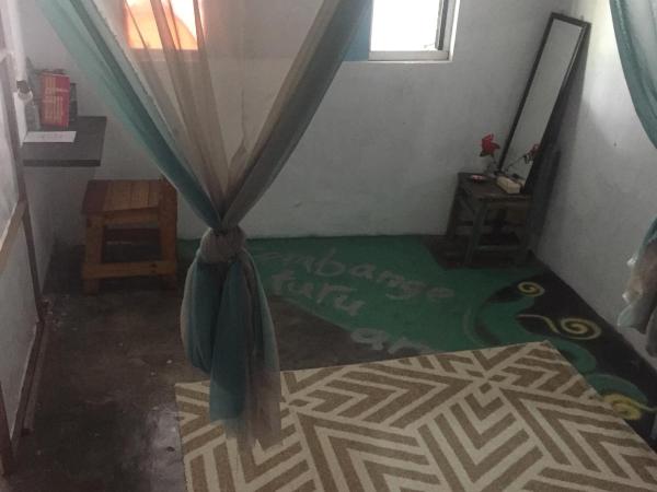 Yez Yez Yez All Good Hostel : photo 3 de la chambre chambre double avec salle de bains commune