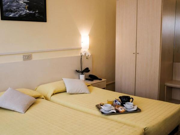 Hotel Santa Lucia : photo 2 de la chambre chambre double ou lits jumeaux avec salle de bains commune